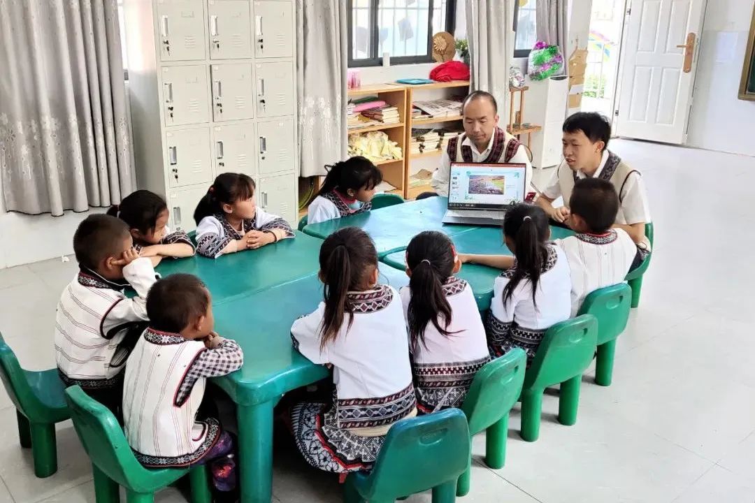 深入少数民族聚居校点开展法治教育_副本.jpg
